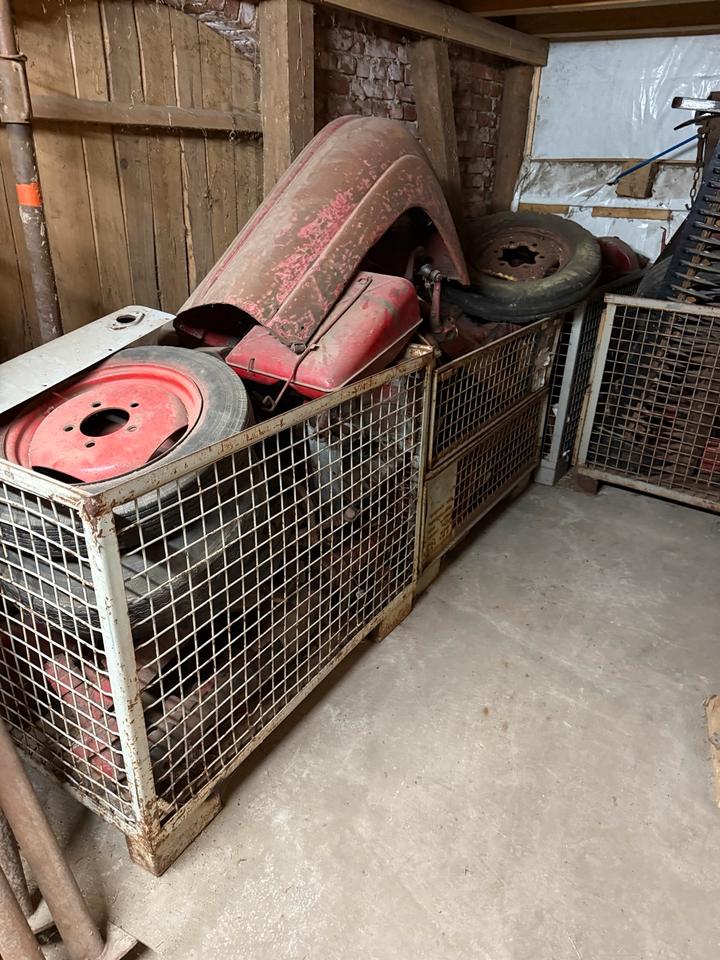 6x Gitterboxen voll mit Porsche Diesel Traktor Ersatzteilen