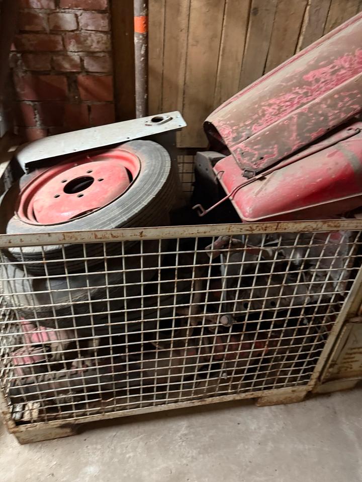 6x Gitterboxen voll mit Porsche Diesel Traktor Ersatzteilen – Bild 4