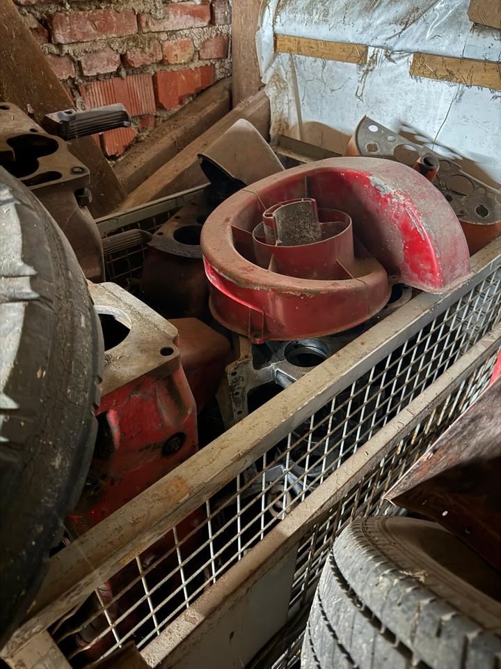 6x Gitterboxen voll mit Porsche Diesel Traktor Ersatzteilen – Bild 6