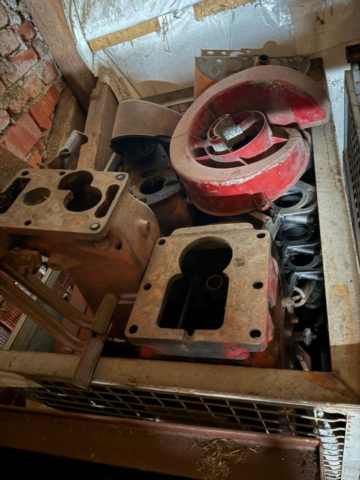 6x Gitterboxen voll mit Porsche Diesel Traktor Ersatzteilen – Bild 12