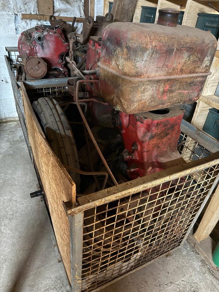 6x Gitterboxen voll mit Porsche Diesel Traktor Ersatzteilen – Bild 9