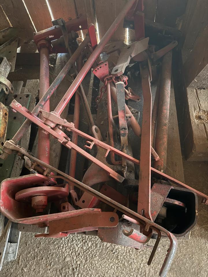 6x Gitterboxen voll mit Porsche Diesel Traktor Ersatzteilen – Bild 16