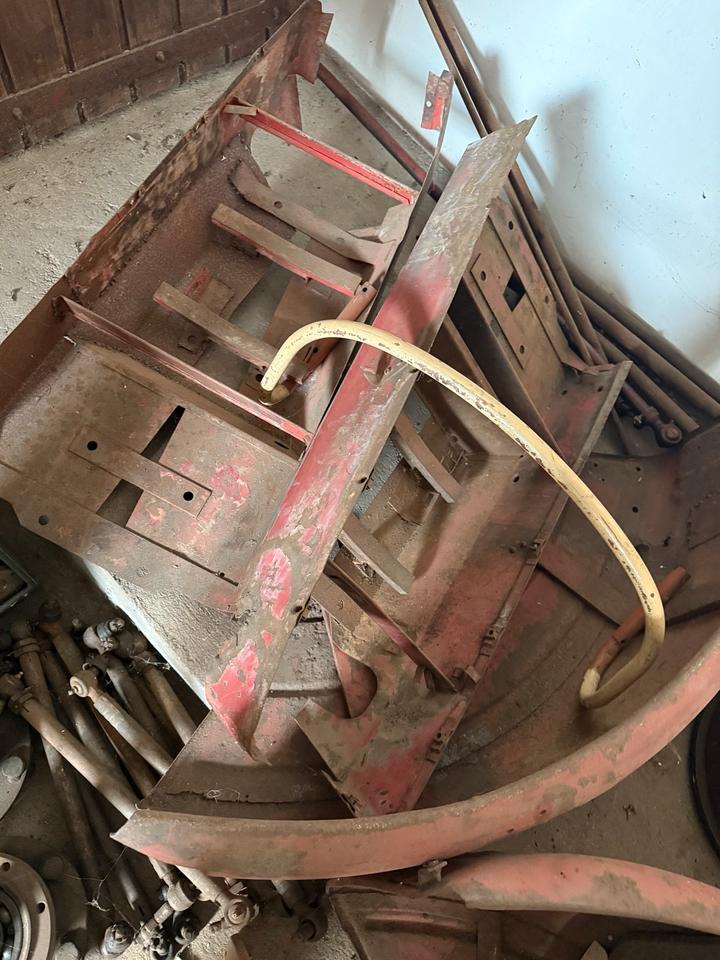 6x Gitterboxen voll mit Porsche Diesel Traktor Ersatzteilen – Bild 15